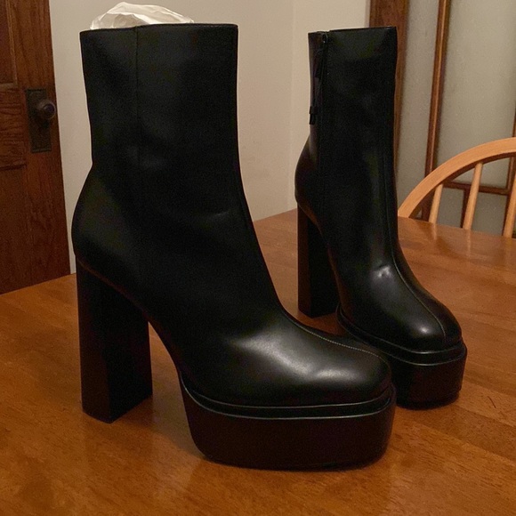 Brand new boots, selling because size is too big for me - Picture 3 of 4